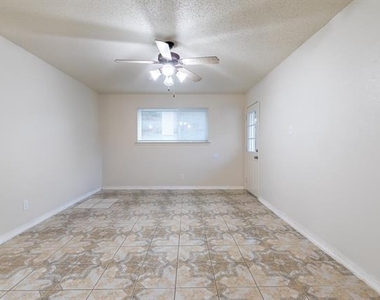 756 E Pecan Street - Photo Thumbnail 4