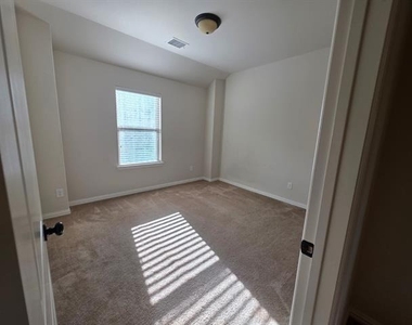 945 Brookville Court - Photo Thumbnail 9