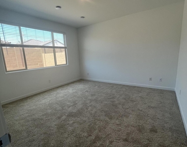 11148 W Parkway Drive - Photo Thumbnail 16