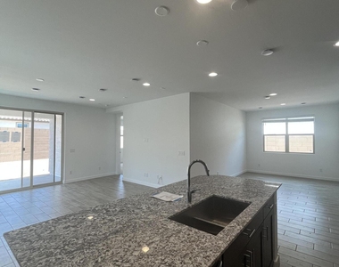 11148 W Parkway Drive - Photo Thumbnail 13
