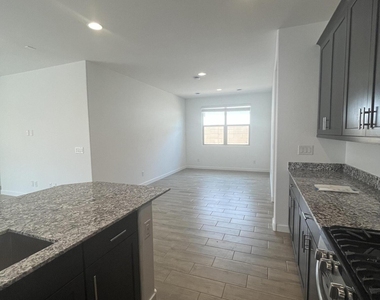 11148 W Parkway Drive - Photo Thumbnail 14