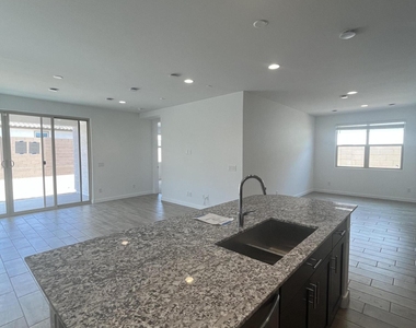11148 W Parkway Drive - Photo Thumbnail 15
