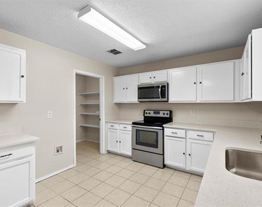 3104 Westview Drive - Photo Thumbnail 5