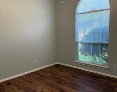9703 Argyle Court - Photo Thumbnail 13