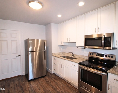 550 W 9th Street - Photo Thumbnail 2