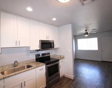 550 W 9th Street - Photo Thumbnail 4
