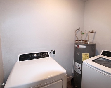 550 W 9th Street - Photo Thumbnail 3