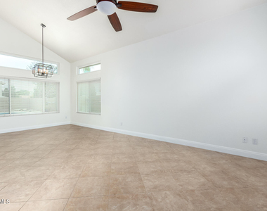 7217 W Crest Lane - Photo Thumbnail 5