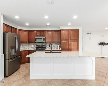 7217 W Crest Lane - Photo Thumbnail 11