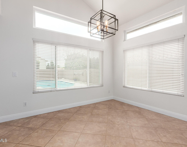 7217 W Crest Lane - Photo Thumbnail 6