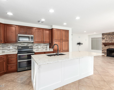 7217 W Crest Lane - Photo Thumbnail 12
