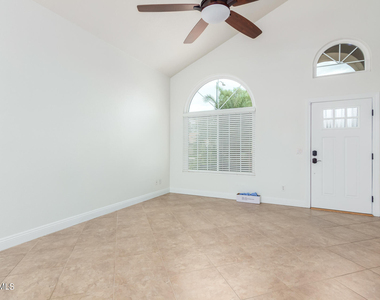 7217 W Crest Lane - Photo Thumbnail 4