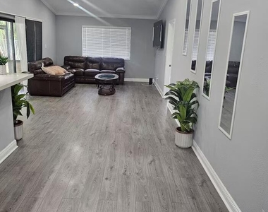750 Sw 55th Avenue - Photo Thumbnail 2