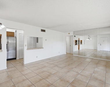 518 Shady Pine Way - Photo Thumbnail 3