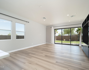18161 W Windmere Drive - Photo Thumbnail 11