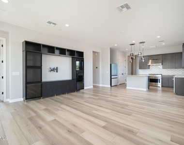 18161 W Windmere Drive - Photo Thumbnail 10