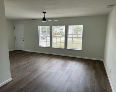 2150 Sw Biella Avenue - Photo Thumbnail 4