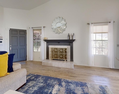 19616 N 78th Avenue - Photo Thumbnail 4