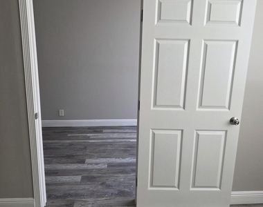 2401 Riverside Drive - Photo Thumbnail 6