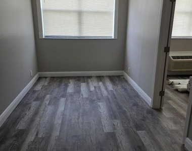 2401 Riverside Drive - Photo Thumbnail 2