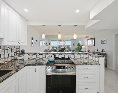 4015 W Palm Aire Drive - Photo Thumbnail 8