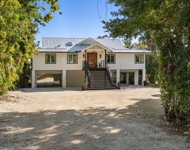 90 Nw Alice Street - Photo Thumbnail 3