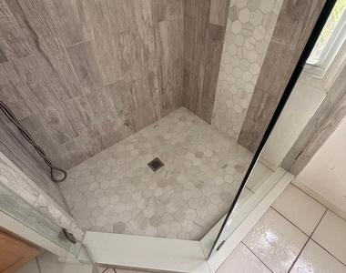 1226 Avondale Lane - Photo Thumbnail 6