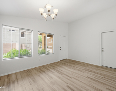 21862 N 40th Place - Photo Thumbnail 2