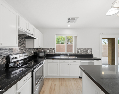 21862 N 40th Place - Photo Thumbnail 7