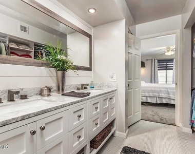 5402 E Windsor Avenue - Photo Thumbnail 8