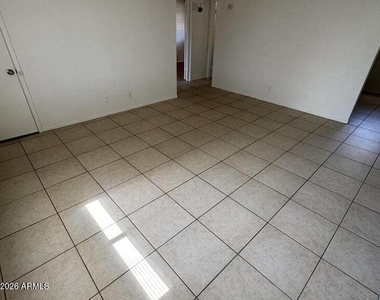 10831 N 18th Avenue - Photo Thumbnail 5