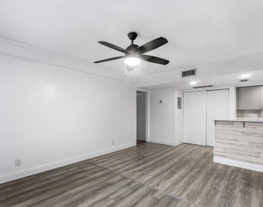 612 Executive Center Drive - Photo Thumbnail 11