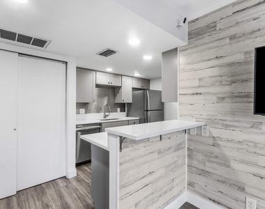 612 Executive Center Drive - Photo Thumbnail 12