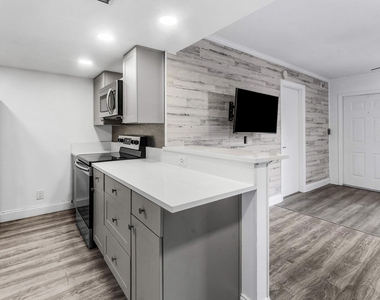 612 Executive Center Drive - Photo Thumbnail 15