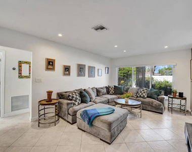 1036 Ne 9th Avenue - Photo Thumbnail 5
