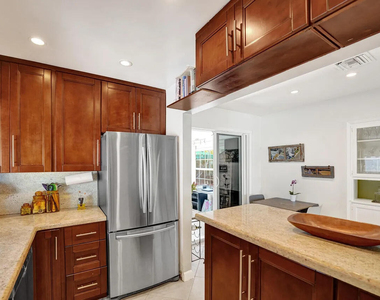 1036 Ne 9th Avenue - Photo Thumbnail 13