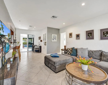 1036 Ne 9th Avenue - Photo Thumbnail 7