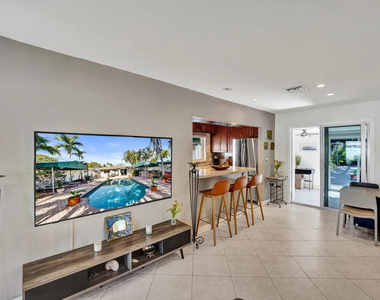 1036 Ne 9th Avenue - Photo Thumbnail 8