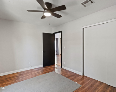 2129 W Rose Garden Lane - Photo Thumbnail 16