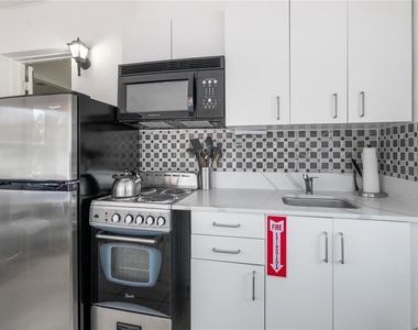 2625 Ne 13th Court - Photo Thumbnail 5
