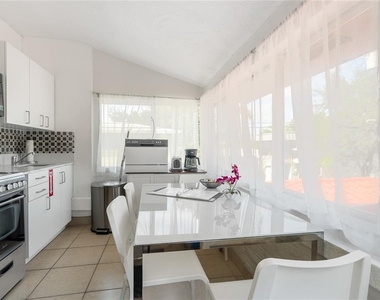 2625 Ne 13th Court - Photo Thumbnail 7
