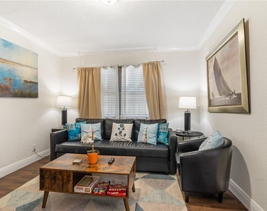 2625 Ne 13th Court - Photo Thumbnail 3