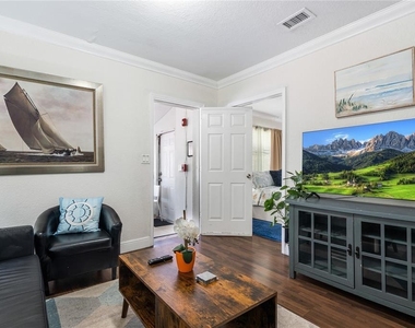 2625 Ne 13th Court - Photo Thumbnail 4