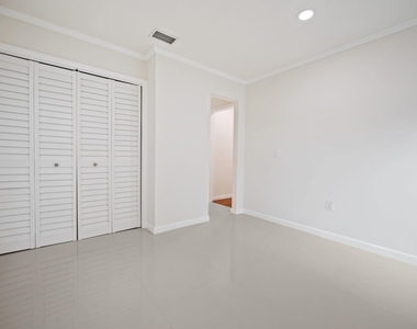 561 Sw 168th Terrace - Photo Thumbnail 17