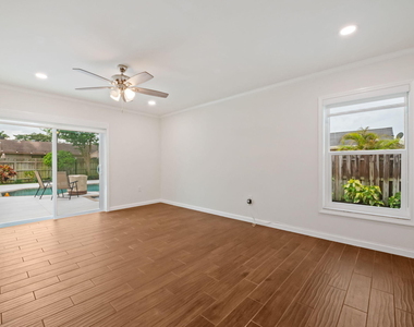 561 Sw 168th Terrace - Photo Thumbnail 12
