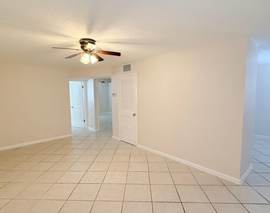 501 W Kalmia Drive - Photo Thumbnail 6