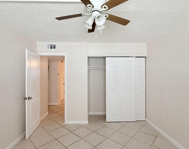 501 W Kalmia Drive - Photo Thumbnail 7