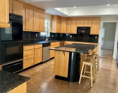 3913 Northampton Way - Photo Thumbnail 5