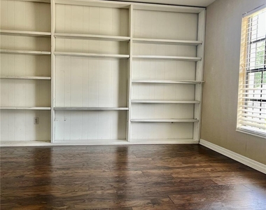 3913 Northampton Way - Photo Thumbnail 11