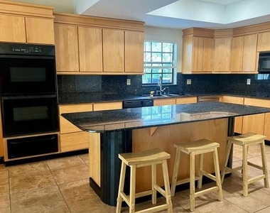 3913 Northampton Way - Photo Thumbnail 4
